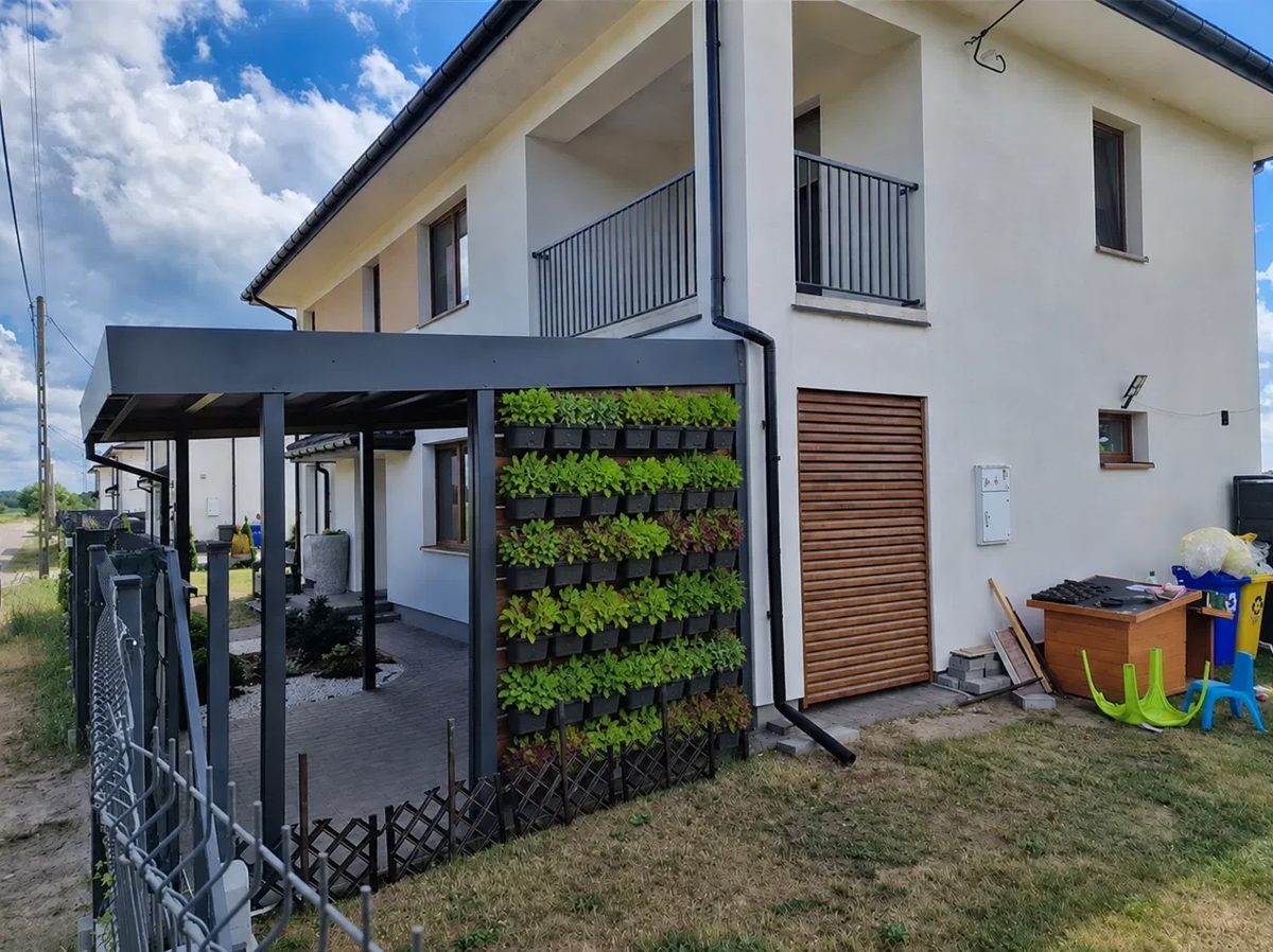 Nowoczesny carport z ogrodem wertykalnym na bocznej ścianie